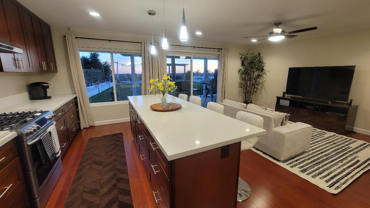 Outdoor Haven with Panoramic Skyline View - Photo 1