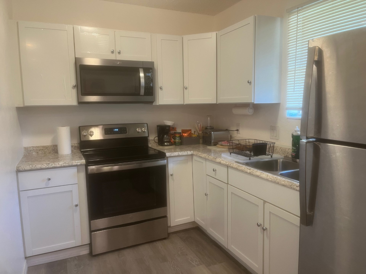 Convenient quiet 2-bed w/new kitchen and bath - Photo 8