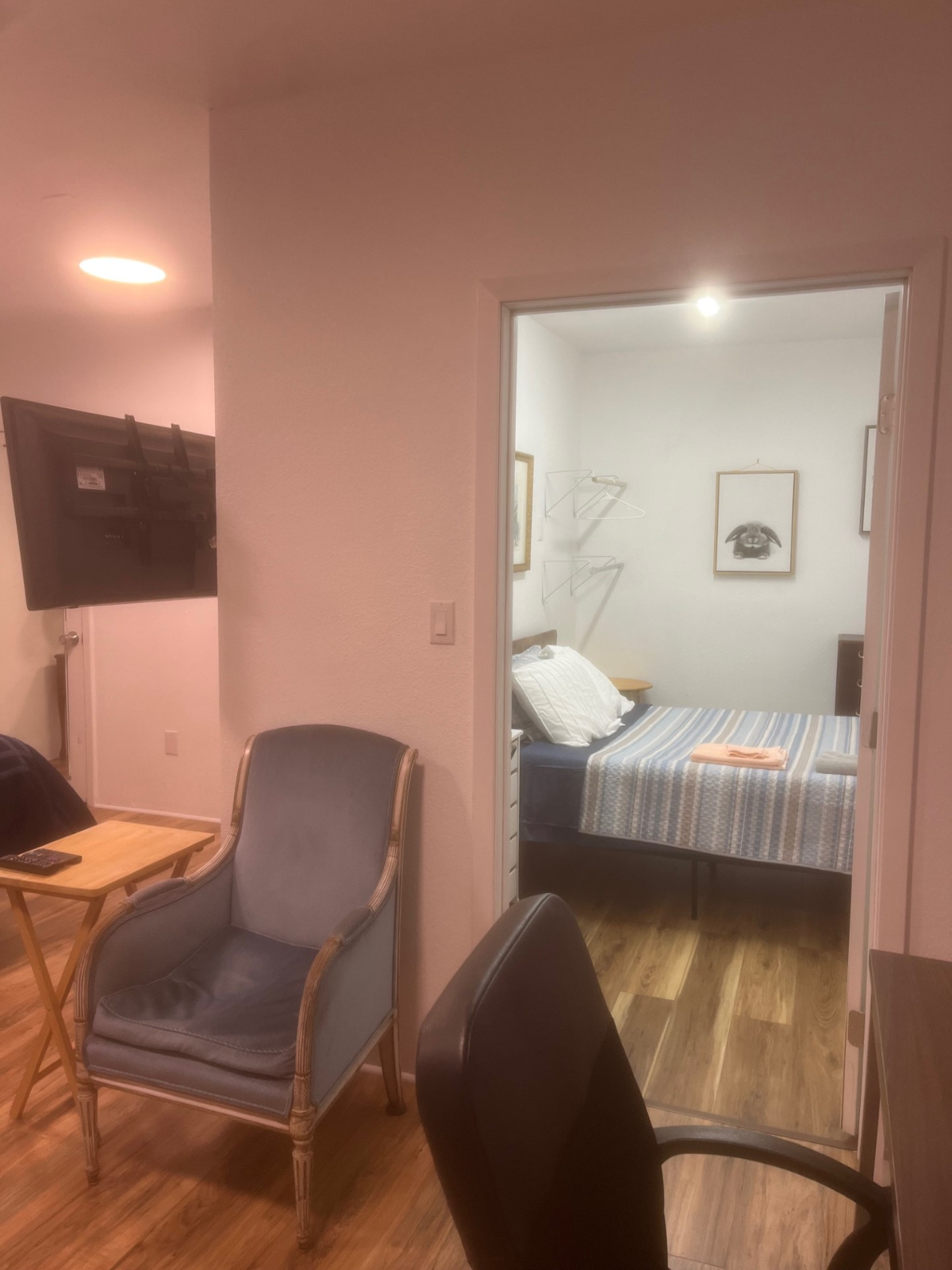 Convenient quiet 2-bed w/new kitchen and bath - Photo 3