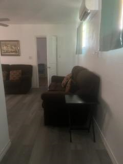 Convenient quiet 2-bed w/new kitchen and bath - Photo 9