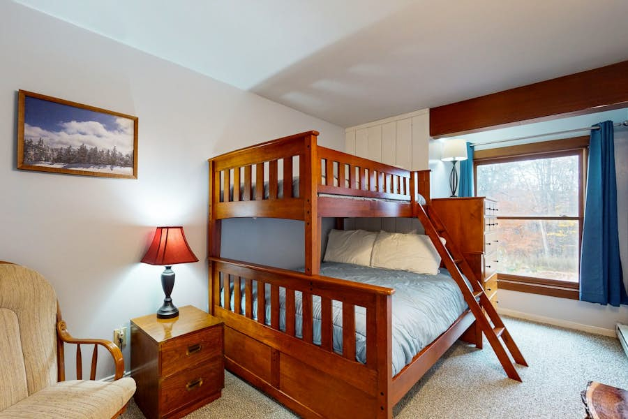 Secluded ski condo near Killington with fast WiFi shared outdoor pool and tennis courts - Photo 6
