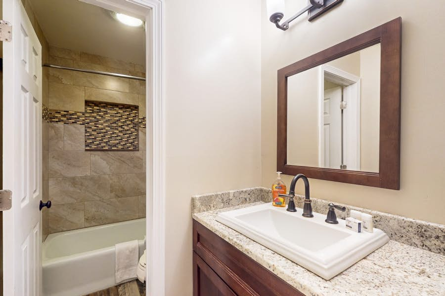 Secluded ski condo near Killington with fast WiFi shared outdoor pool and tennis courts - Photo 8