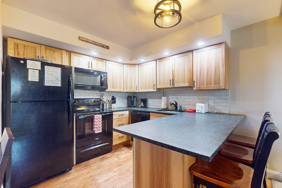 Secluded ski condo near Killington with fast WiFi shared outdoor pool and tennis courts - Photo 4