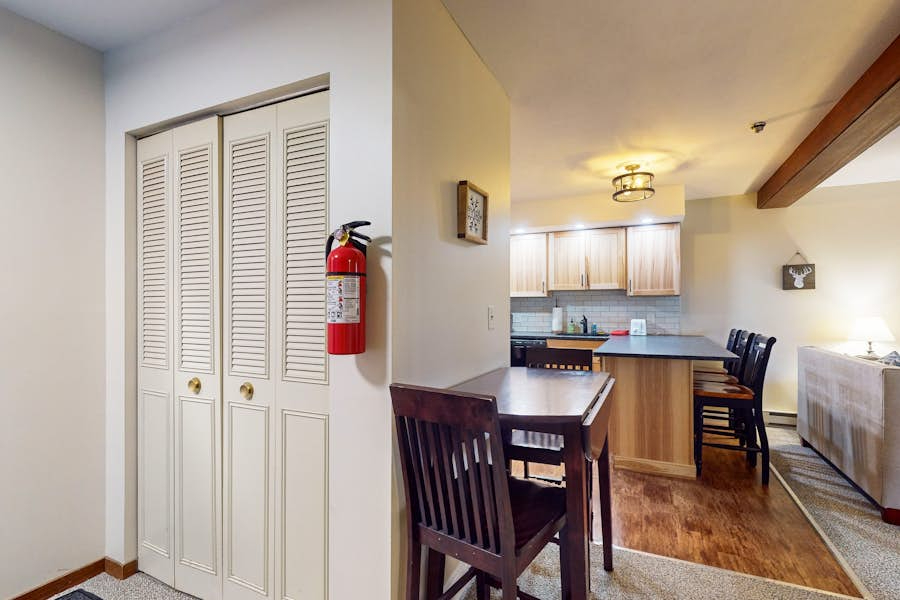 Secluded ski condo near Killington with fast WiFi shared outdoor pool and tennis courts - Photo 5