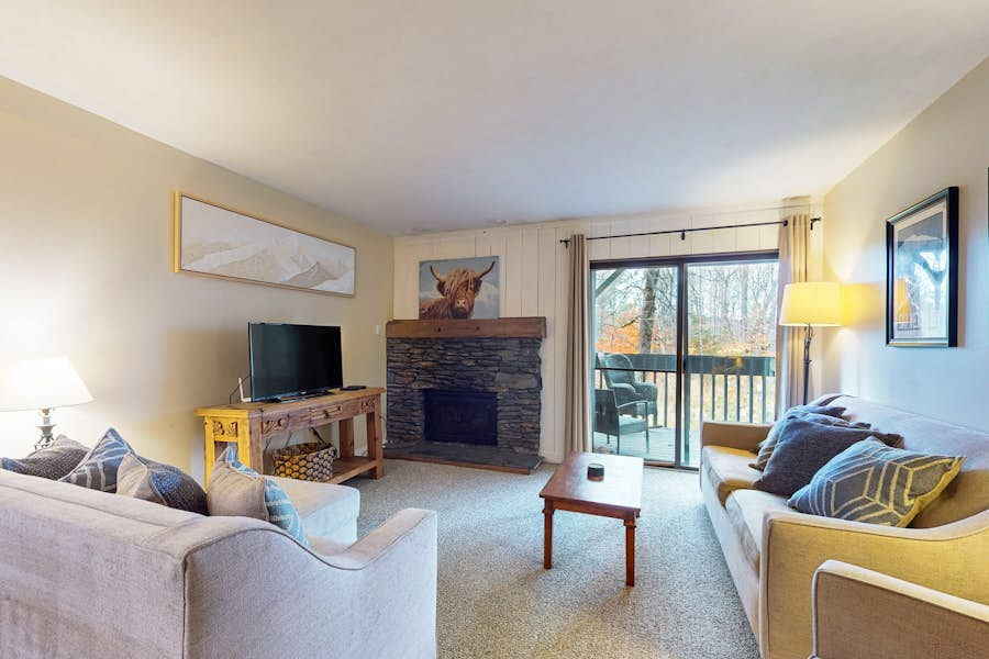 Secluded ski condo near Killington with fast WiFi shared outdoor pool and tennis courts - Photo 3
