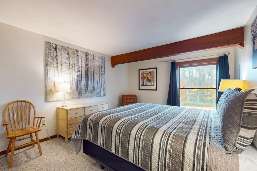 Secluded ski condo near Killington with fast WiFi shared outdoor pool and tennis courts - Photo 11