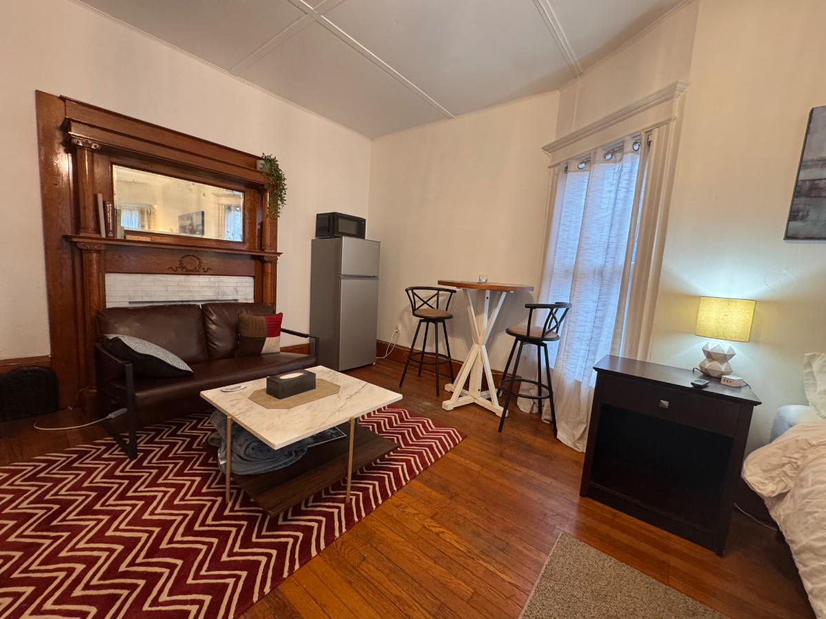 Spacious Studio w/Queen bed in a House - Photo 8