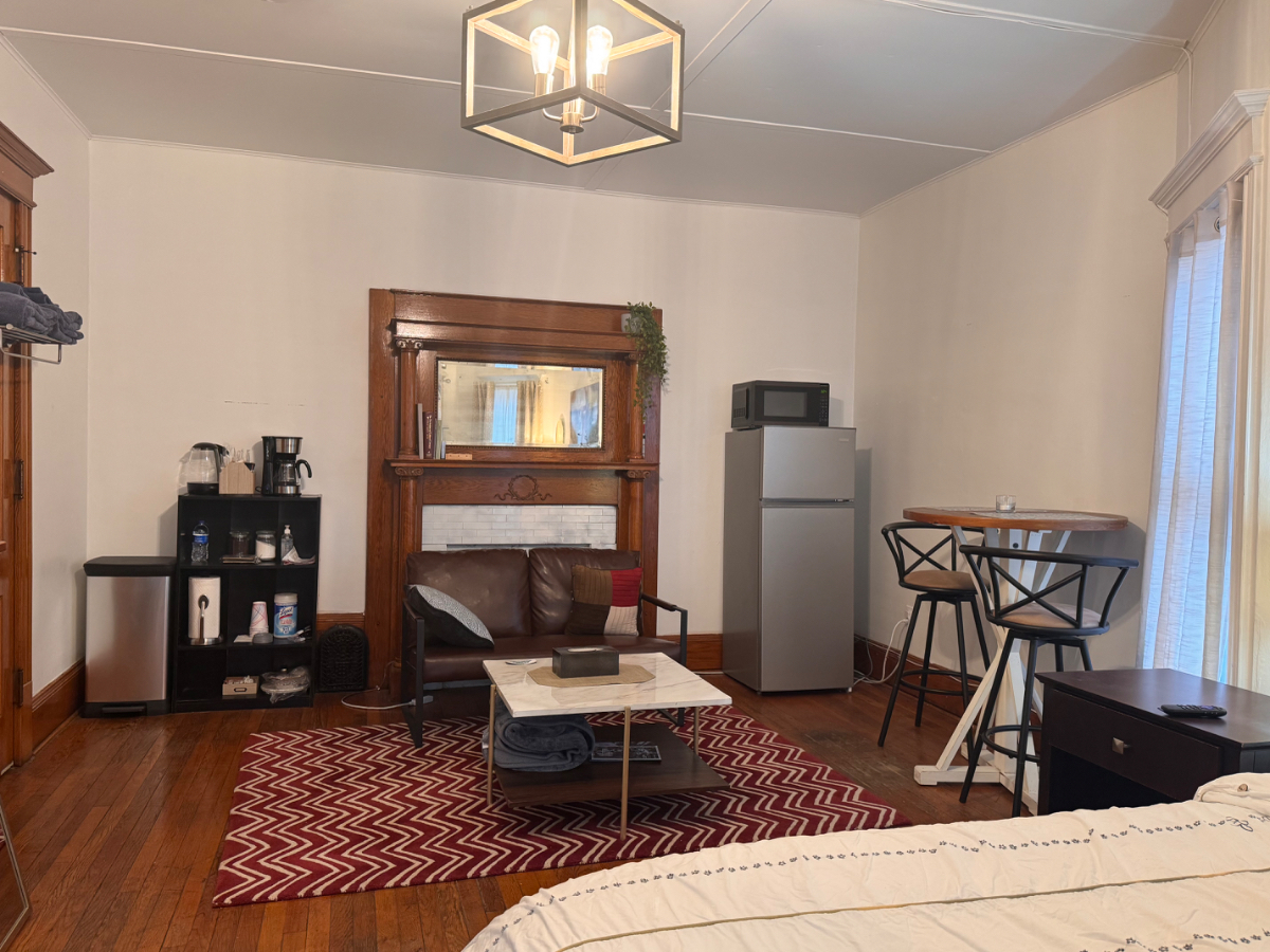 Spacious Studio w/Queen bed in a House - Photo 9