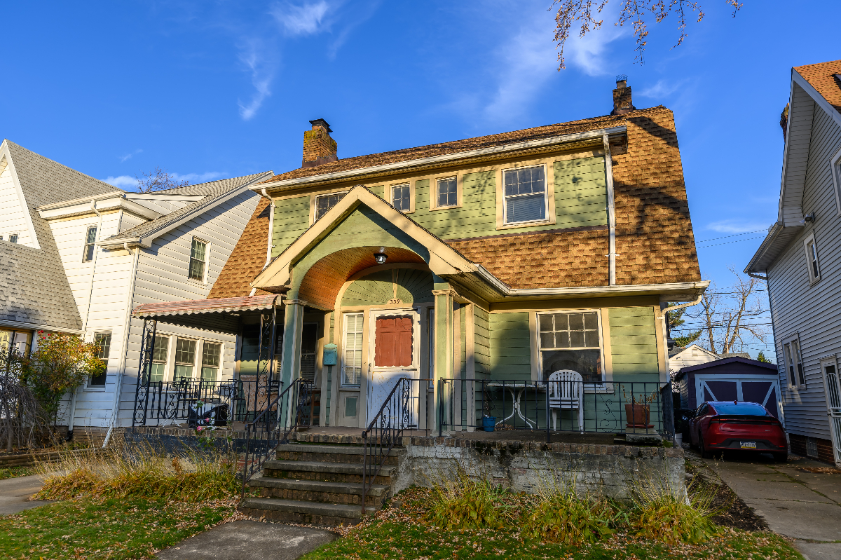 Beach house on private street 5 minutes to downtown and University Circle