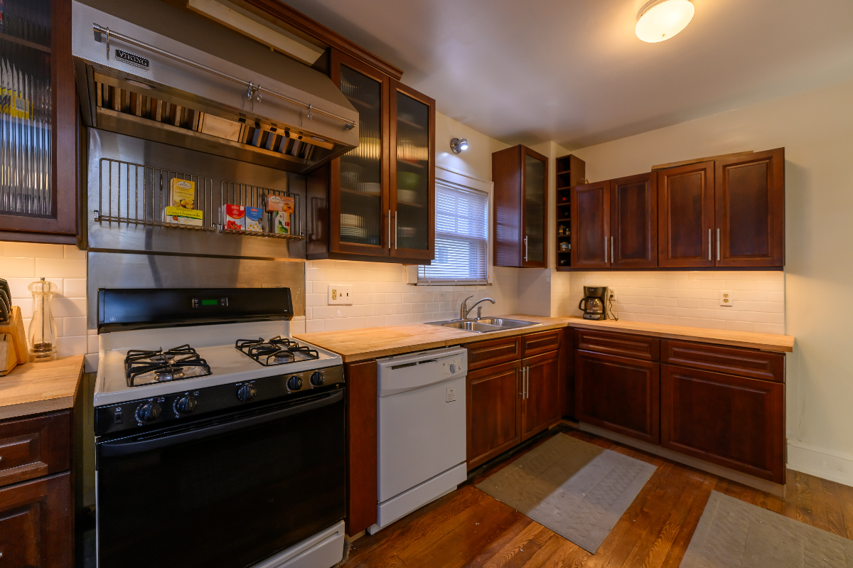 Beach house on private street 5 minutes to downtown and University Circle - Photo 4