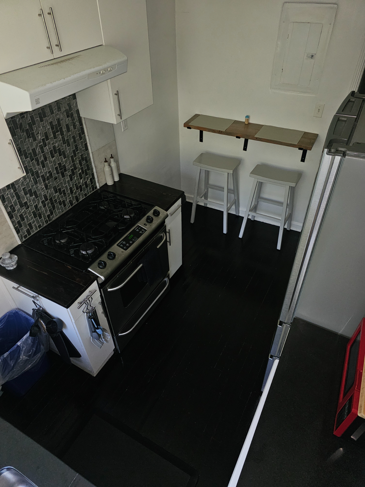 Bright 2 bedroom apt  in quiet neighborhood - Photo 2