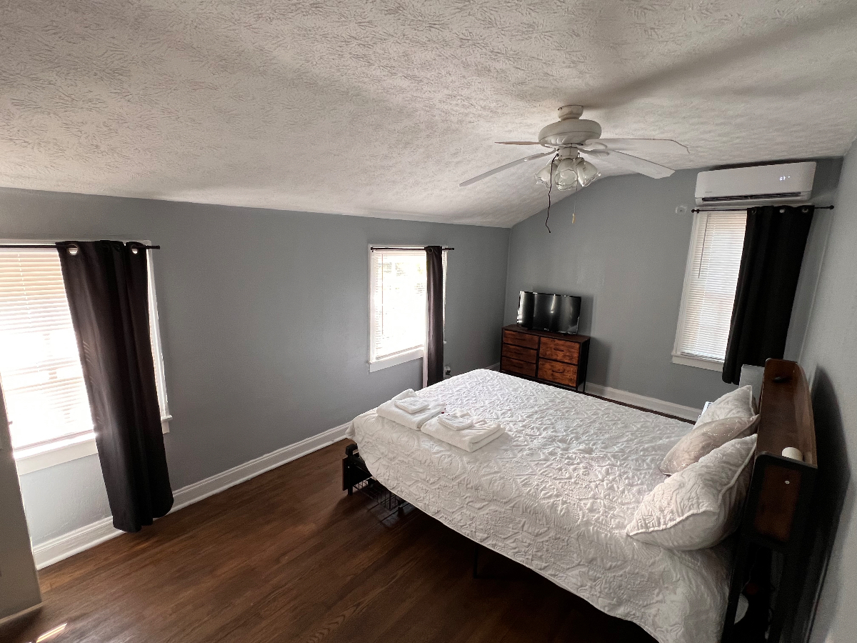 Serenity Villa by CAMC with Washer/ Dryer/Utilities included - Photo 4