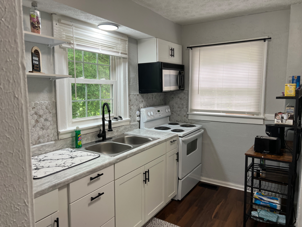 Serenity Villa by CAMC with Washer/ Dryer/Utilities included - Photo 5