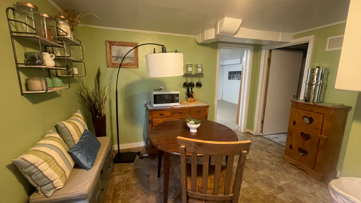 Comfortable Spacious 2 Bedroom Basement Apartment - Photo 2