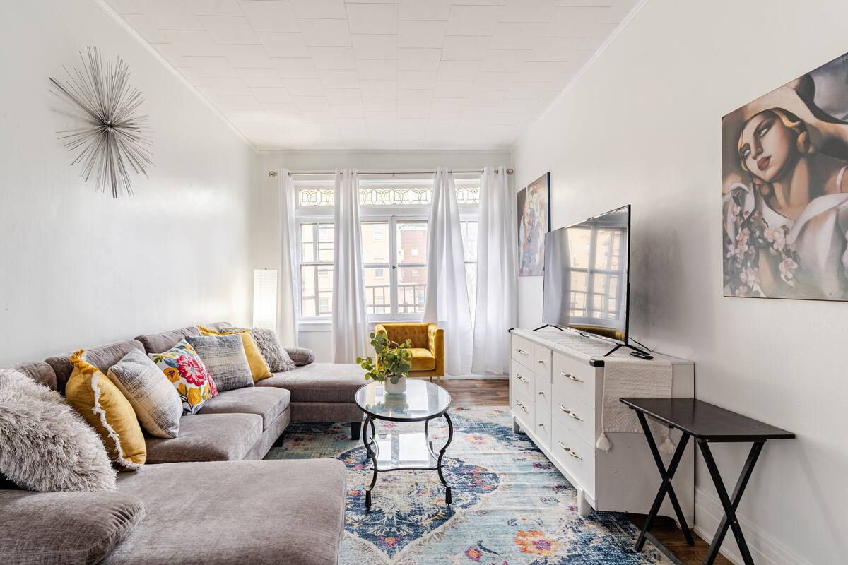 Close to Hospitals - 1 Bedroom - Open and Bright - Photo 5