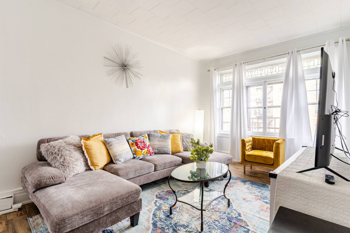 Close to Hospitals - 1 Bedroom - Open and Bright - Photo 1