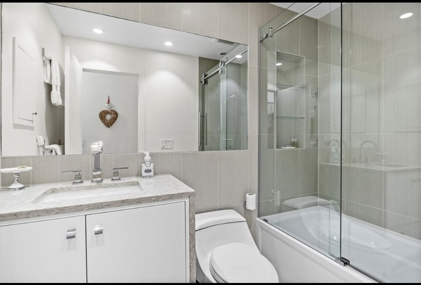A beautiful room available in 3 beds 2 and 1/2 bath towhhome - Photo 7