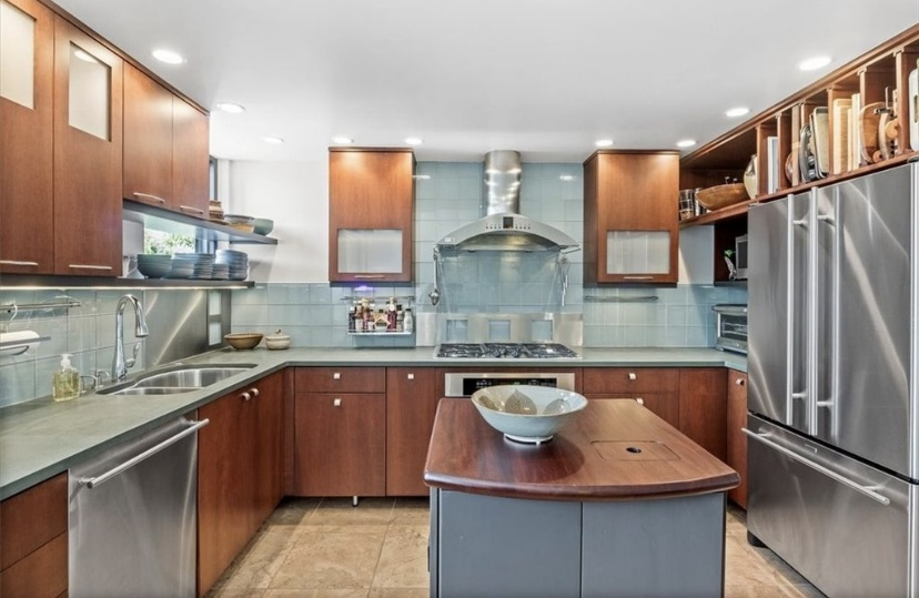 A beautiful room available in 3 beds 2 and 1/2 bath towhhome - Photo 1