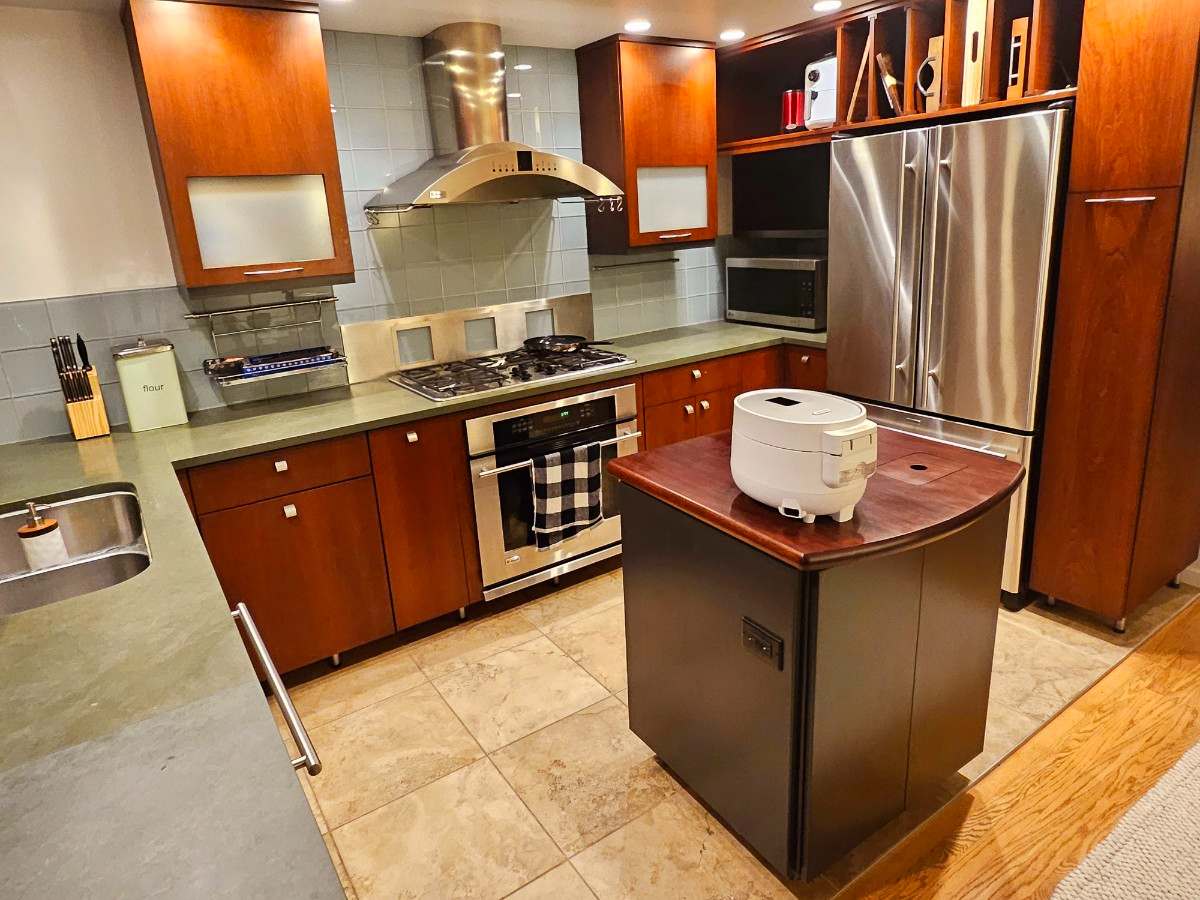 A beautiful room available in 3 beds 2 and 1/2 bath towhhome - Photo 3