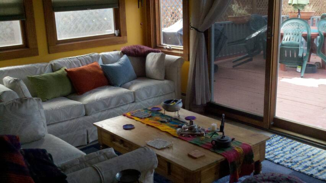 Spacious Rooms in Cozy Home - Photo 5