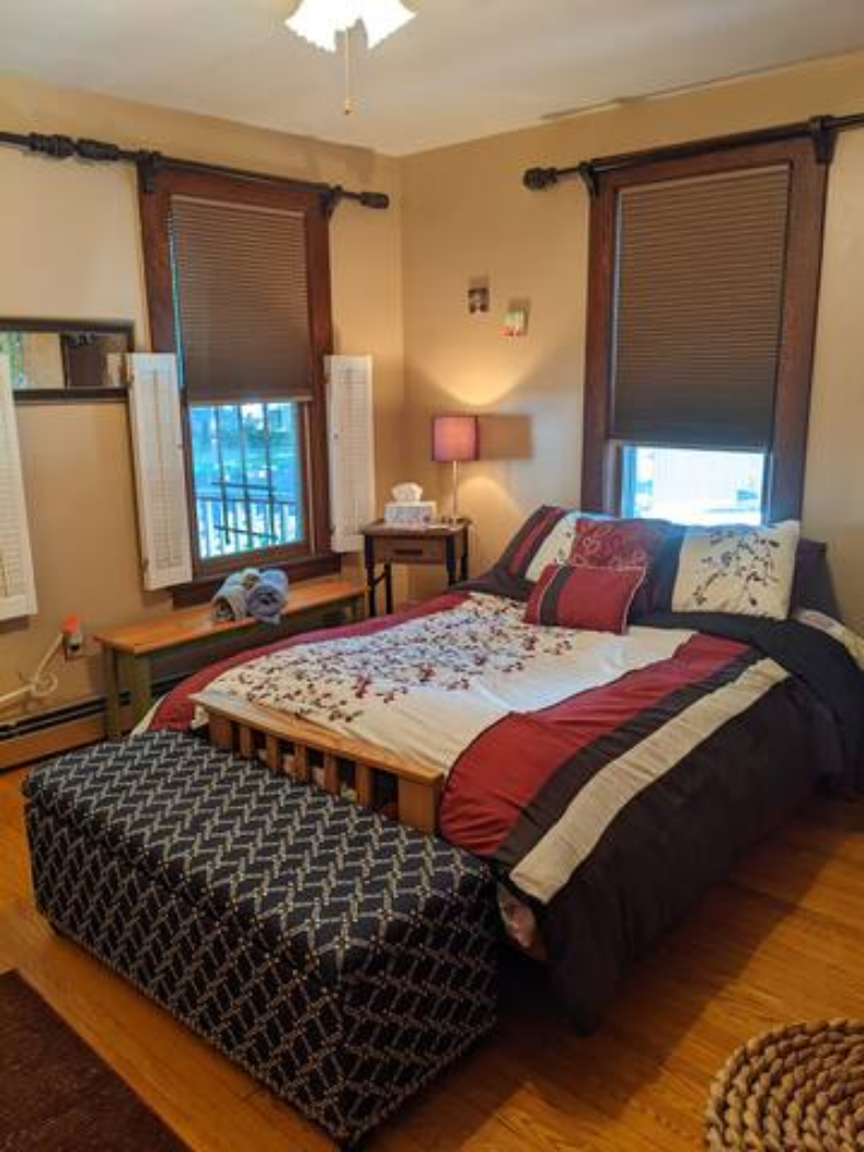 Spacious Rooms in Cozy Home - Photo 6
