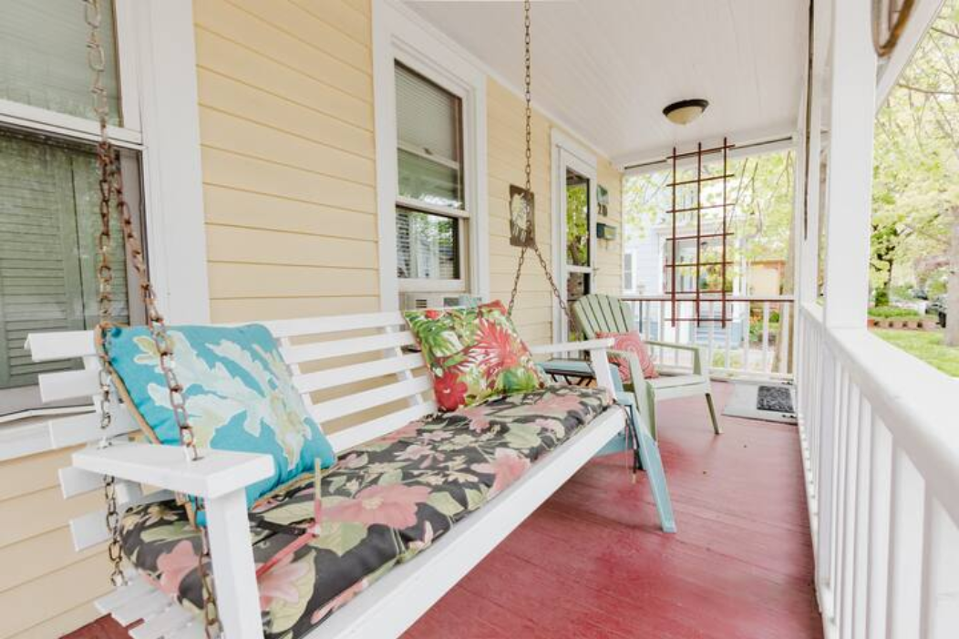 Spacious Rooms in Cozy Home - Photo 2