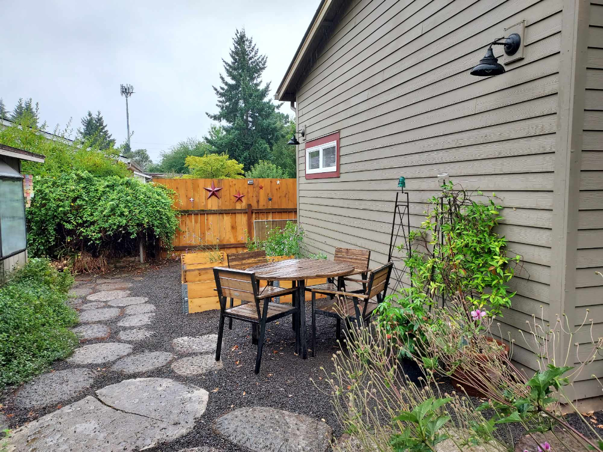 Guest House (ADU) in Residential Setting (1,300/mo.) Vancouver WA - Photo 4
