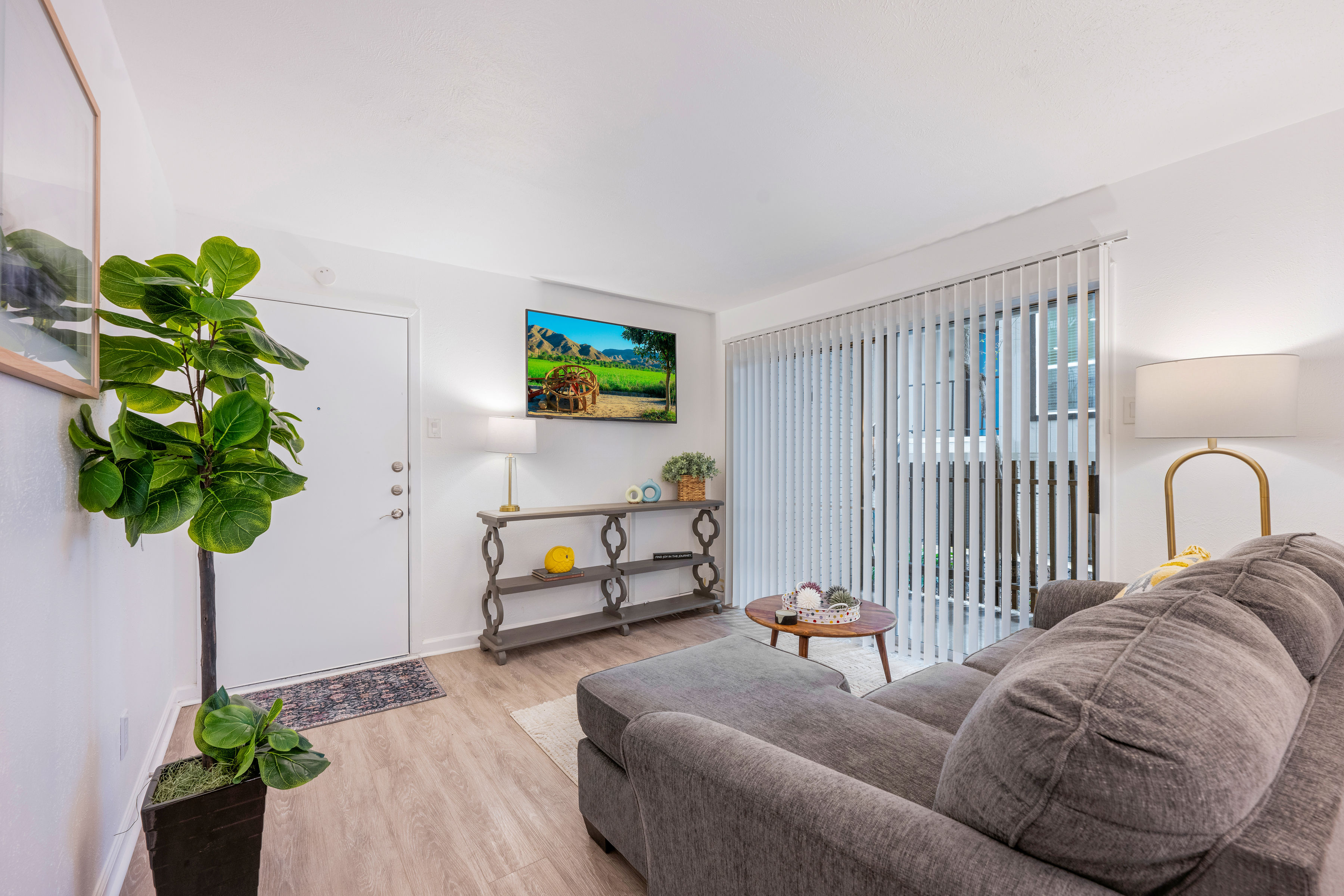 Bright and Charming 1 bedroom -Private Garage Parking! - Photo 4
