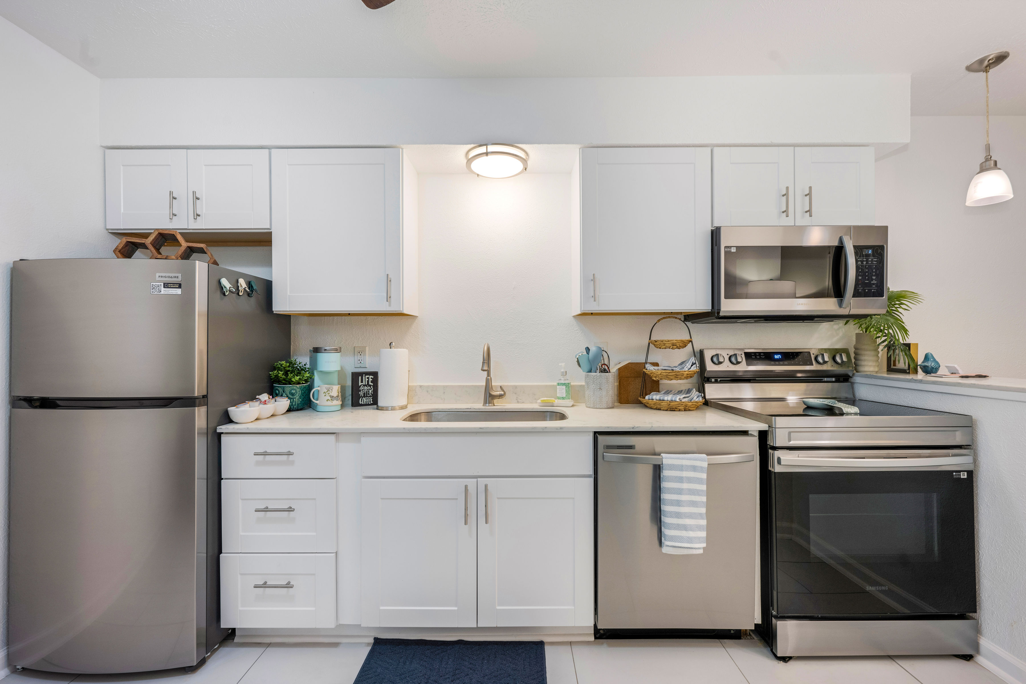 Bright and Charming 1 bedroom -Private Garage Parking! - Photo 5