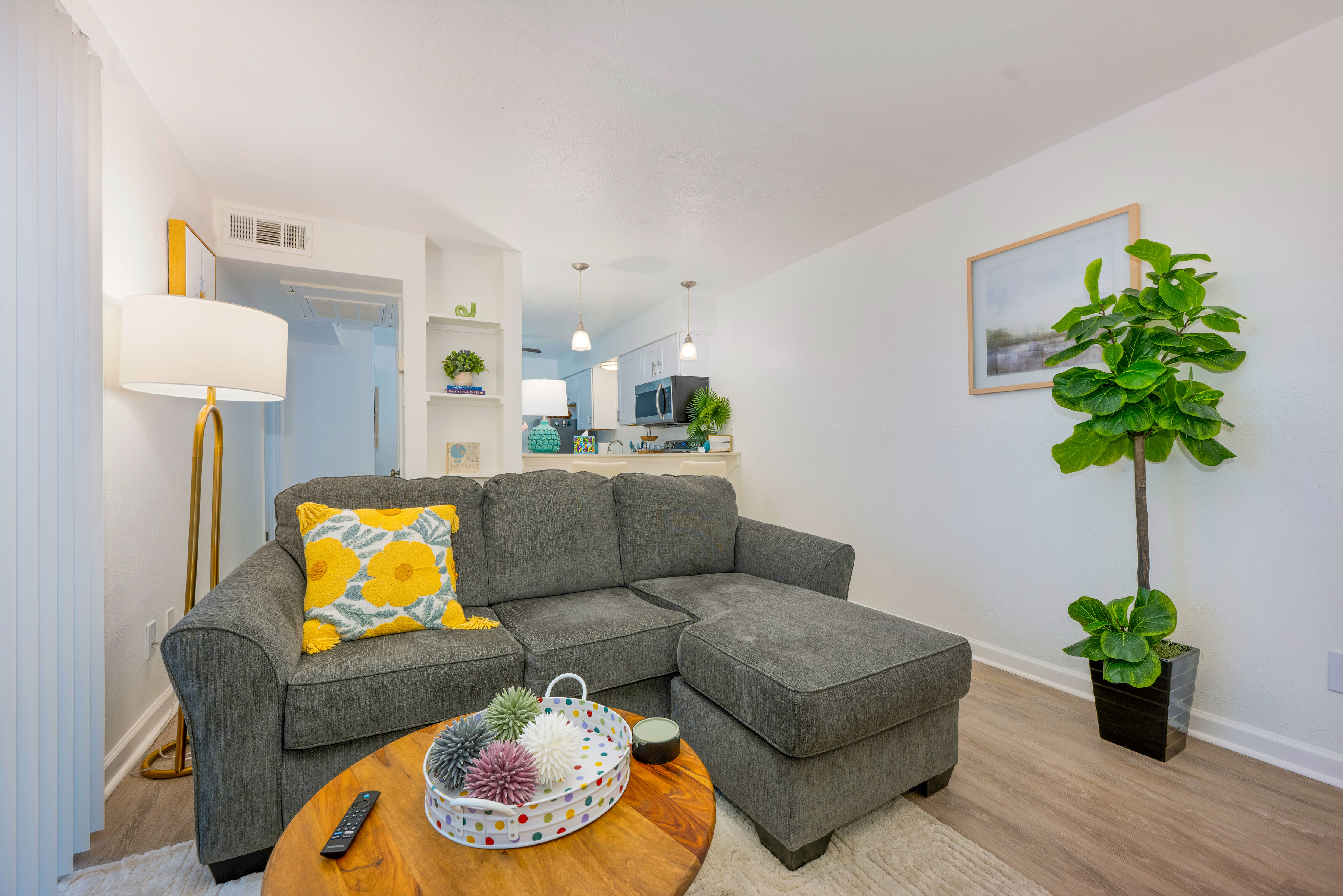 Bright and Charming 1 bedroom -Private Garage Parking! - Photo 2