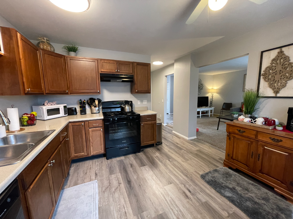 Perfect for Extended Stay -  Near golf course, walking trails, shopping, hospitals, colleges & more - Photo 5