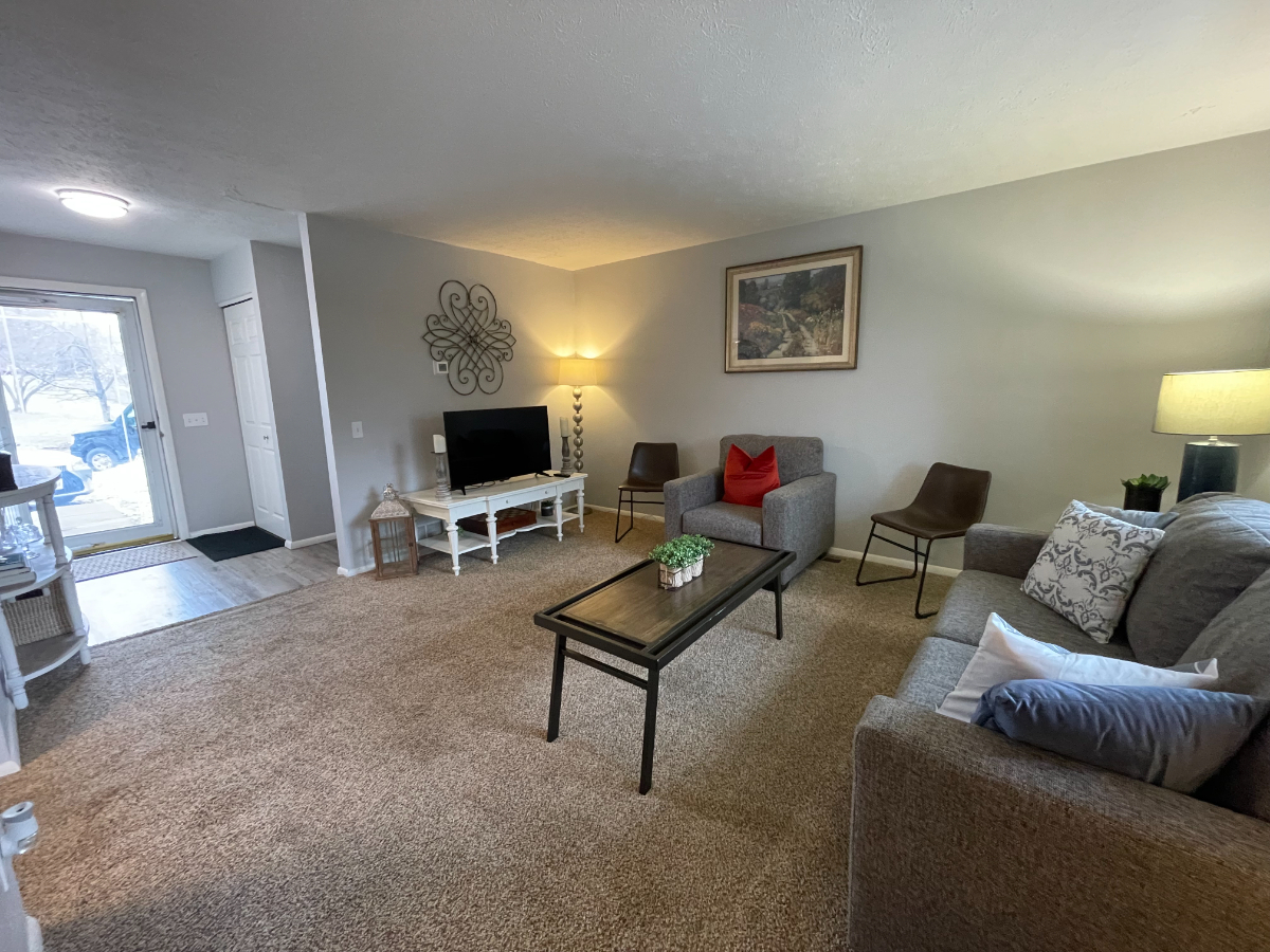 Perfect for Extended Stay -  Near golf course, walking trails, shopping, hospitals, colleges & more - Photo 3