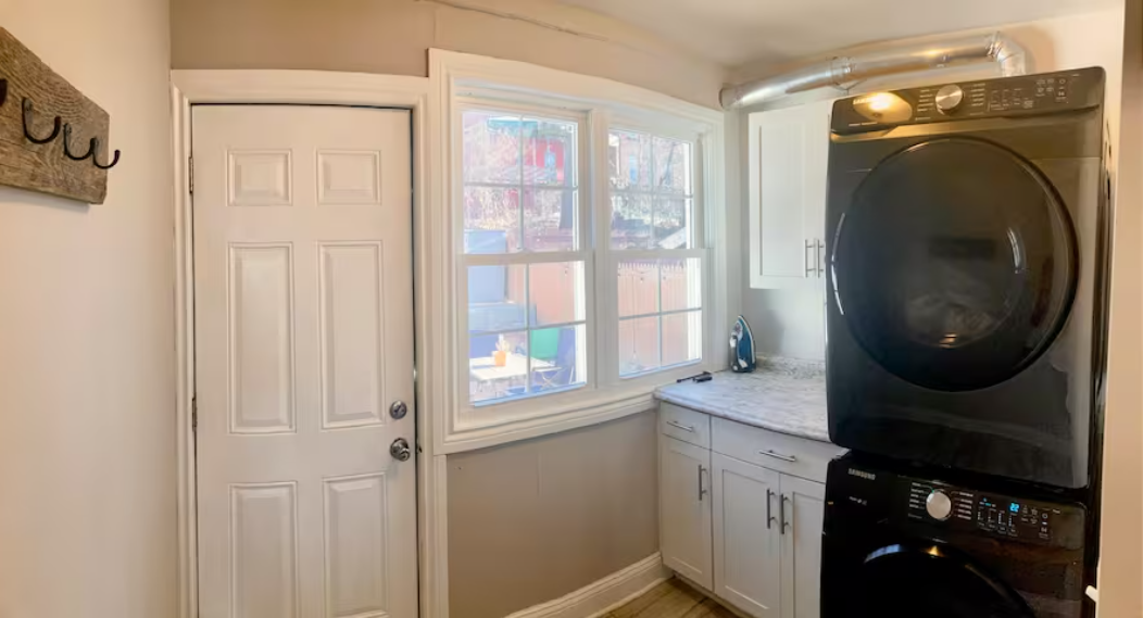 Peaceful 3 bedroom with backyard and hot tub - Photo 11