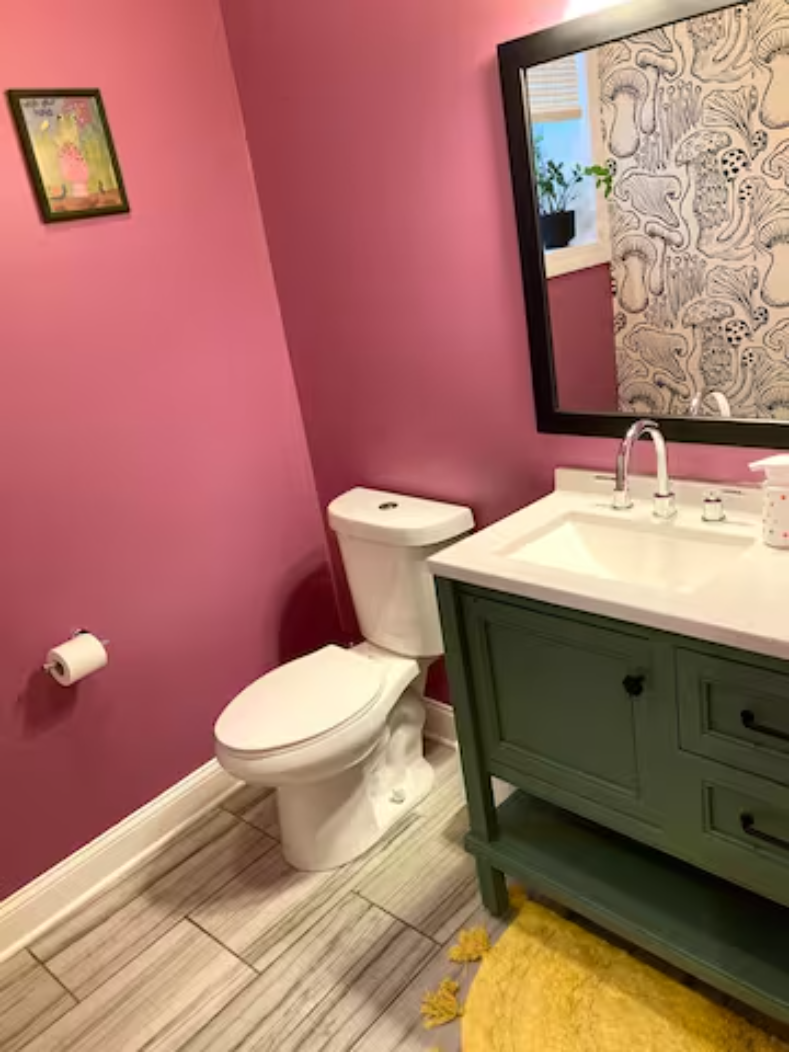 Peaceful 3 bedroom with backyard and hot tub - Photo 6