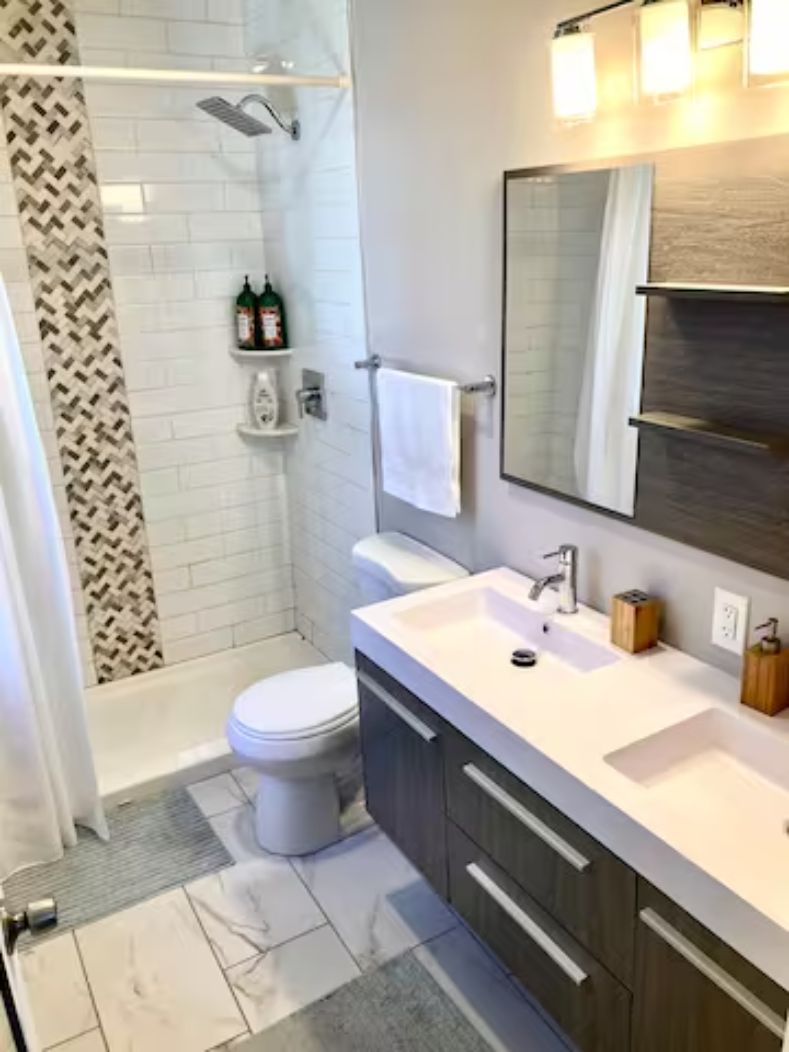 Peaceful 3 bedroom with backyard and hot tub - Photo 5
