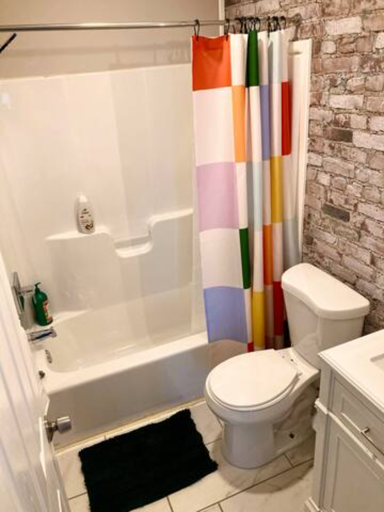 Peaceful 3 bedroom with backyard and hot tub - Photo 4