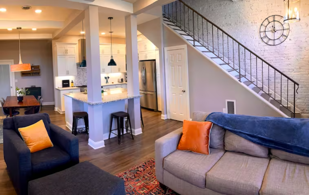 Peaceful 3 bedroom with backyard and hot tub - Photo 8