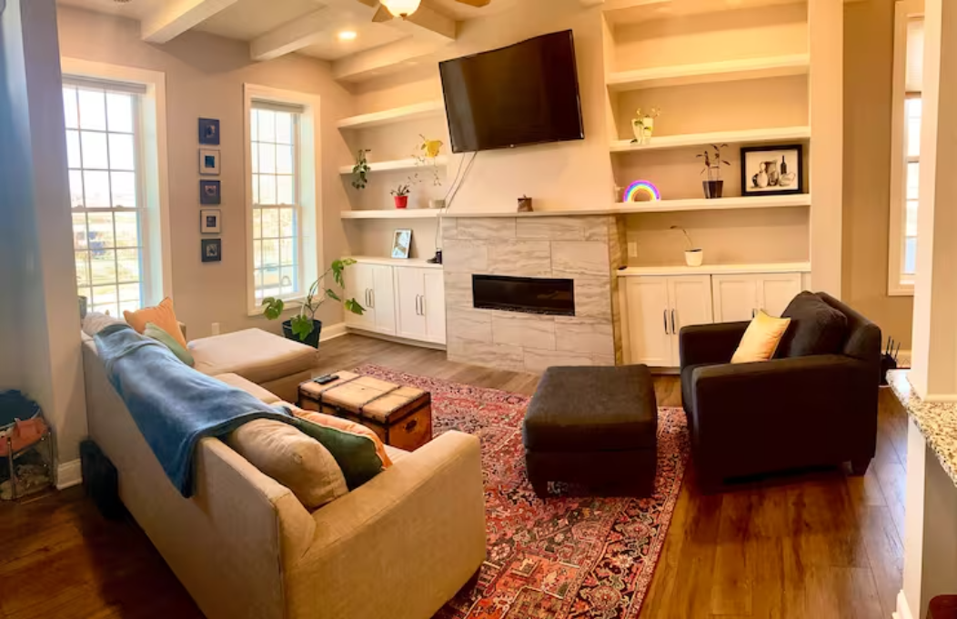 Peaceful 3 bedroom with backyard and hot tub - Photo 9