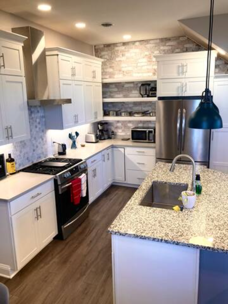 Peaceful 3 bedroom with backyard and hot tub - Photo 7