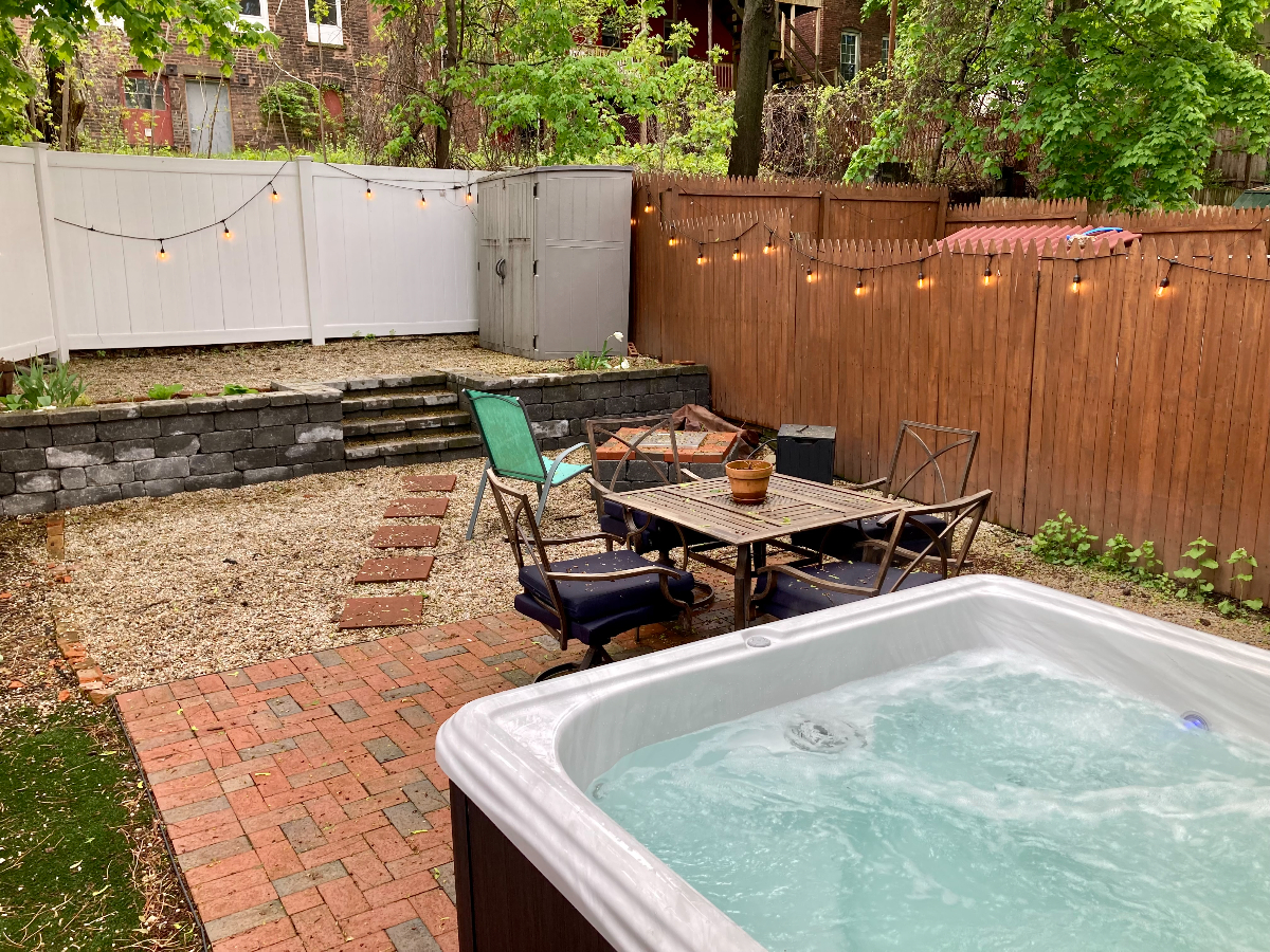 Peaceful 3 bedroom with backyard and hot tub - Photo 12