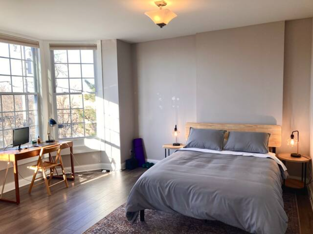 Peaceful 3 bedroom with backyard and hot tub - Photo 1
