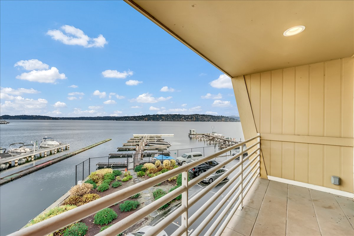 Spacious South Seattle Condo with Lake Views/Parking