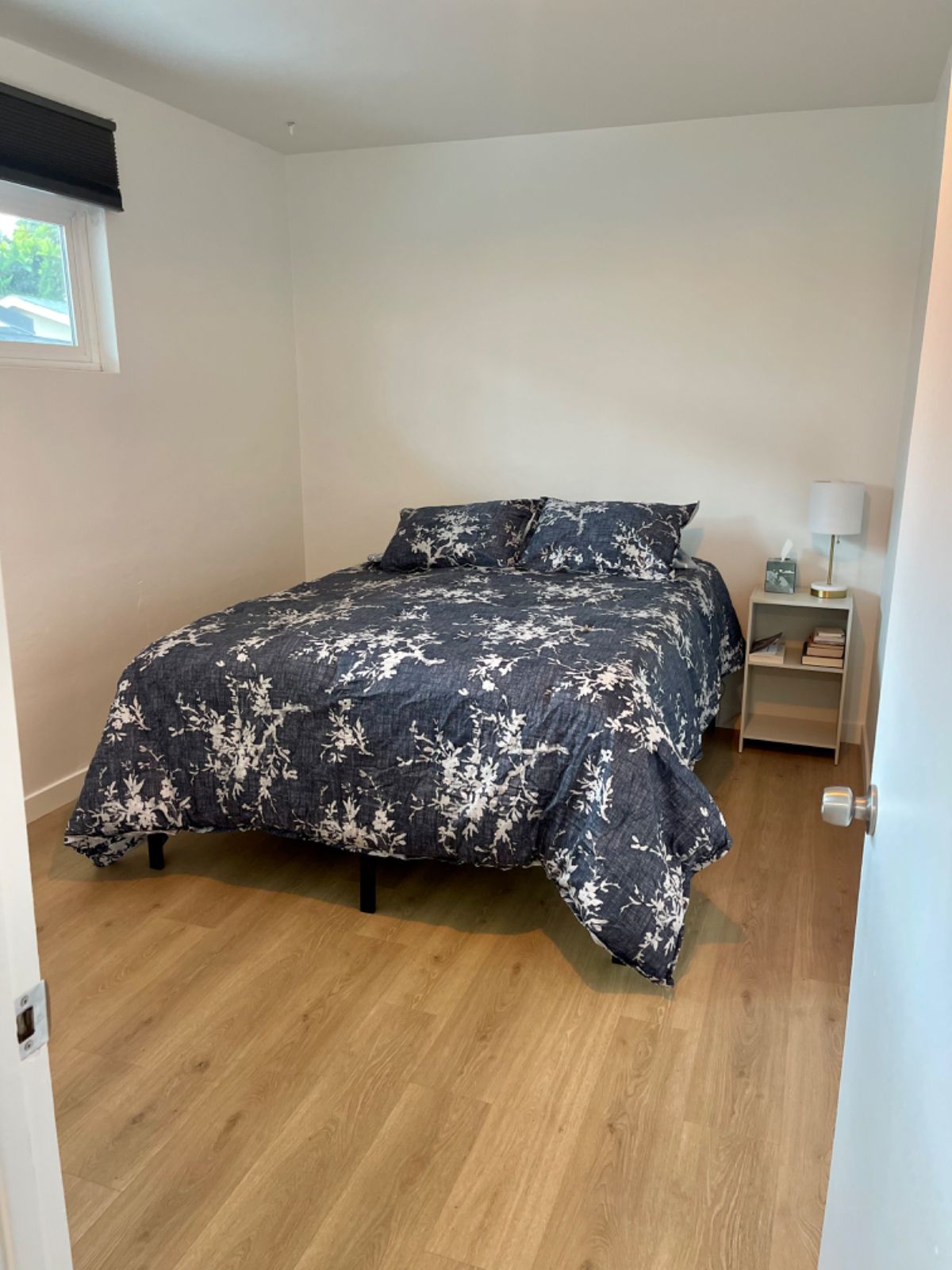 Newly remodeled 1 bed/1bath 2 blocks to Law st beach - Photo 3