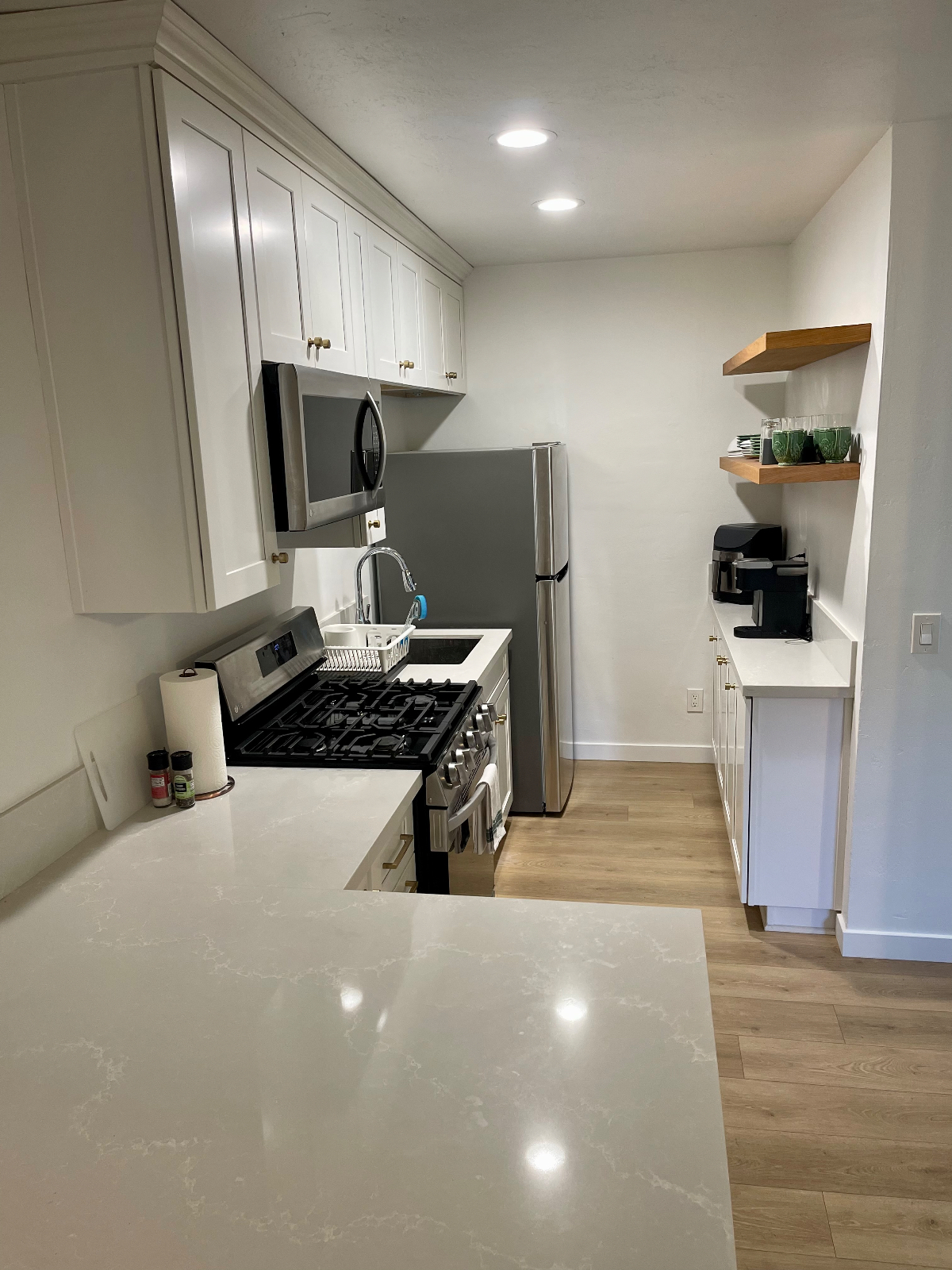 Newly remodeled 1 bed/1bath 2 blocks to Law st beach - Photo 5