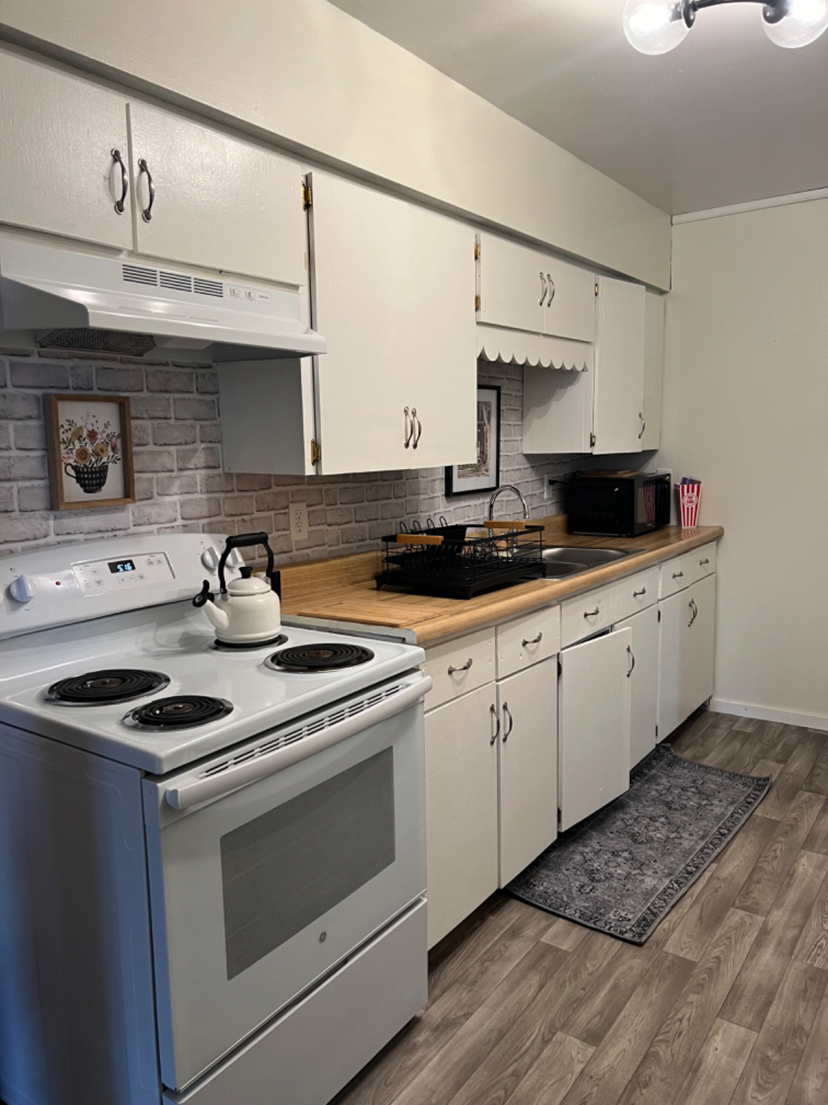 Beautiful Large One Bedroom Apartment Everything Included - Photo 2