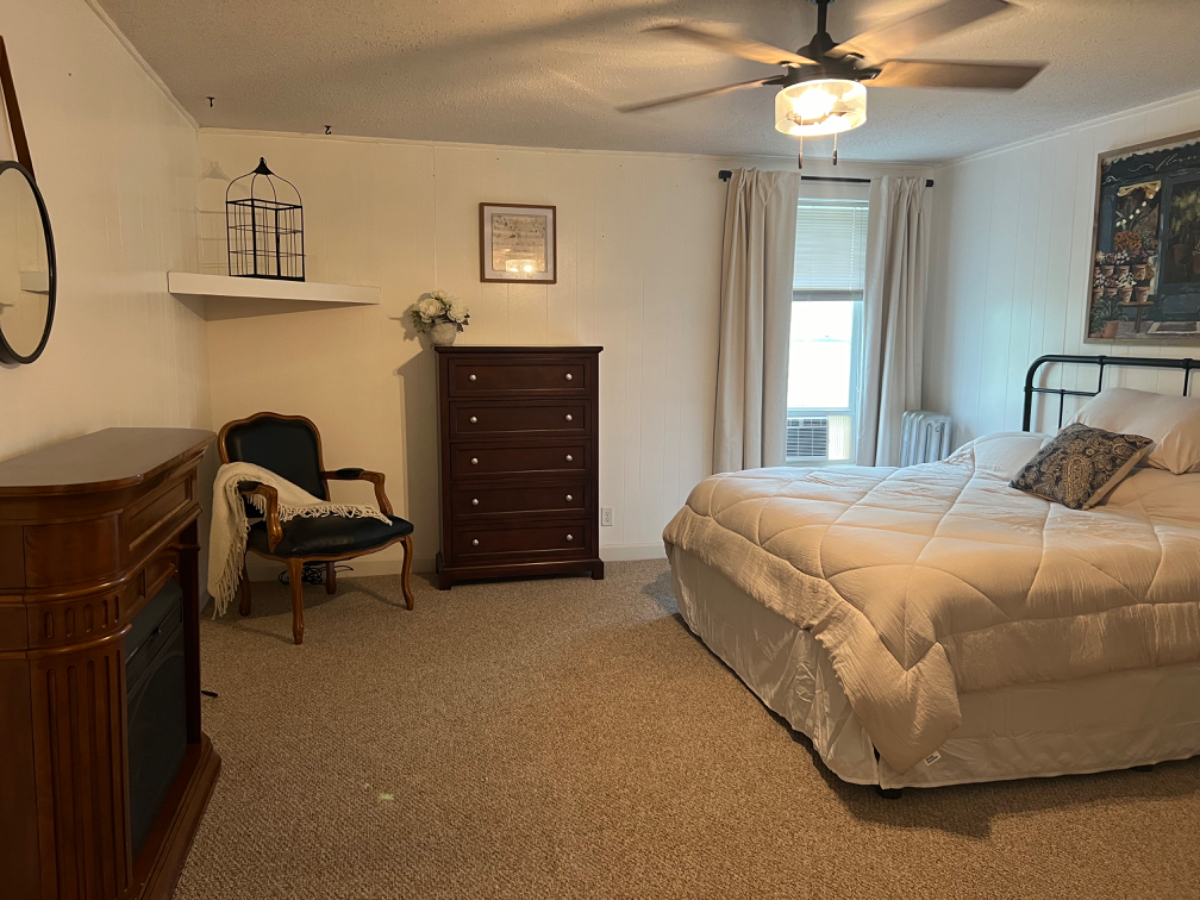 Beautiful Large One Bedroom Apartment Everything Included - Photo 6