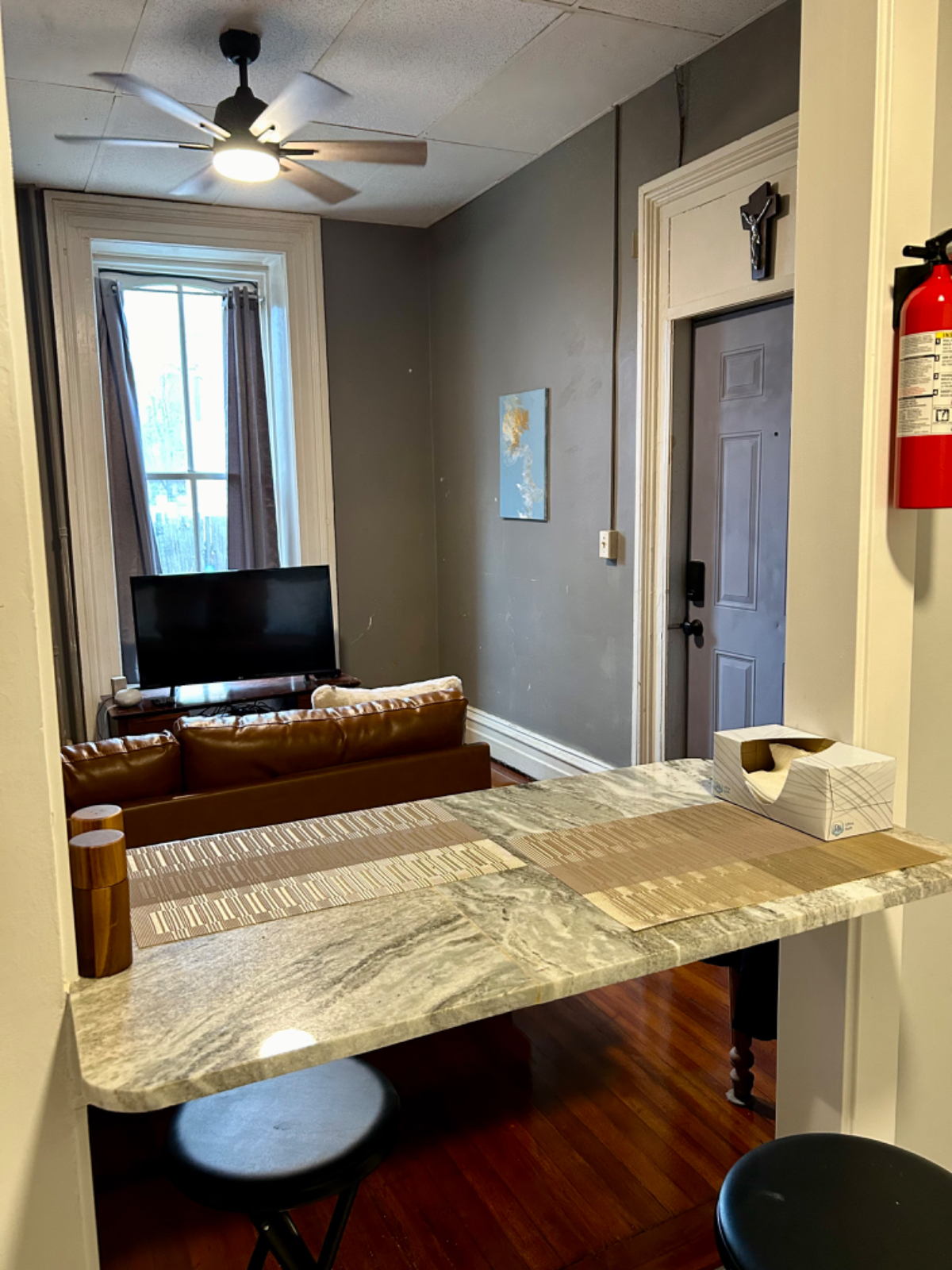 1st floor close to hospitals , bus lines , food and entertainment - Photo 1