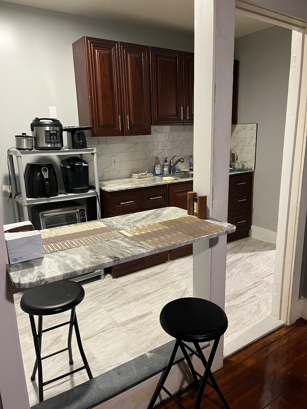 1st floor close to hospitals , bus lines , food and entertainment - Photo 4