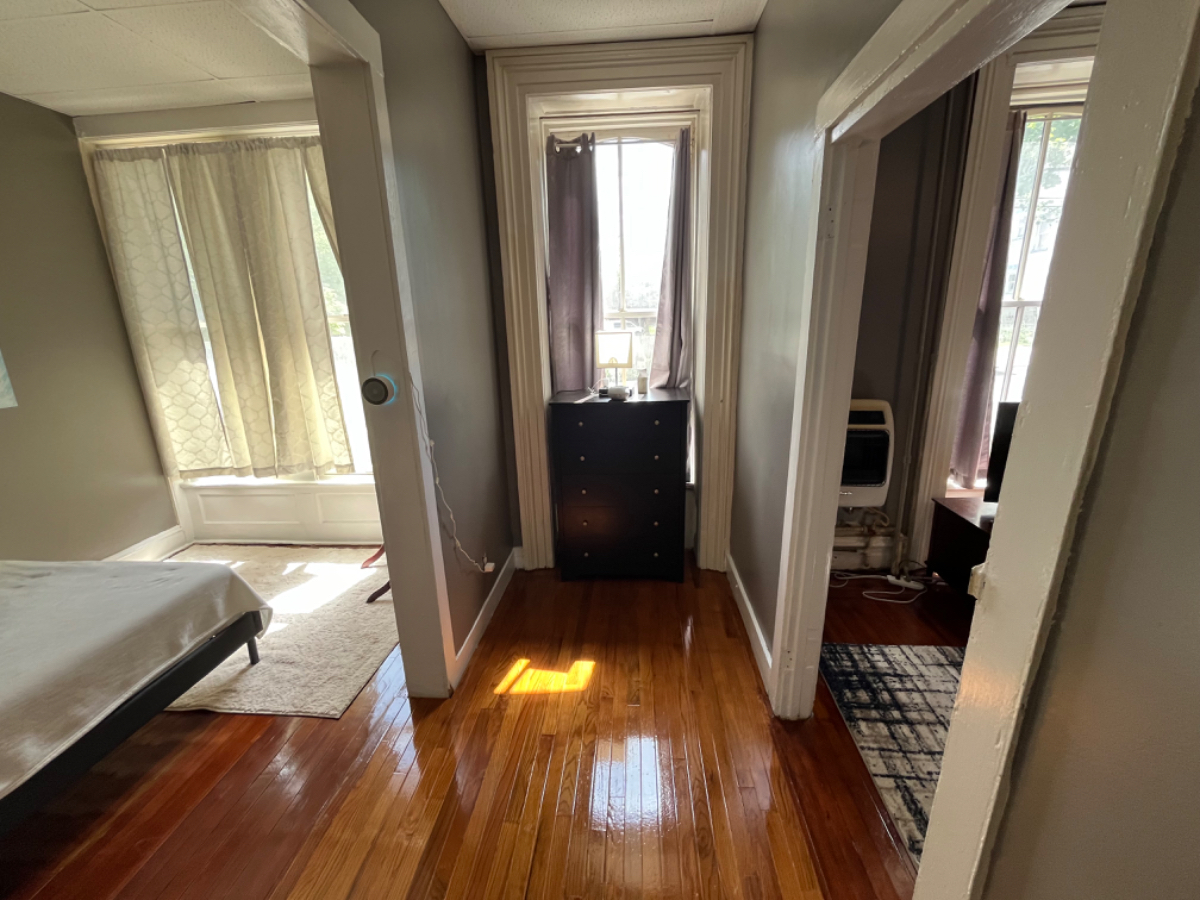 1st floor close to hospitals , bus lines , food and entertainment - Photo 7