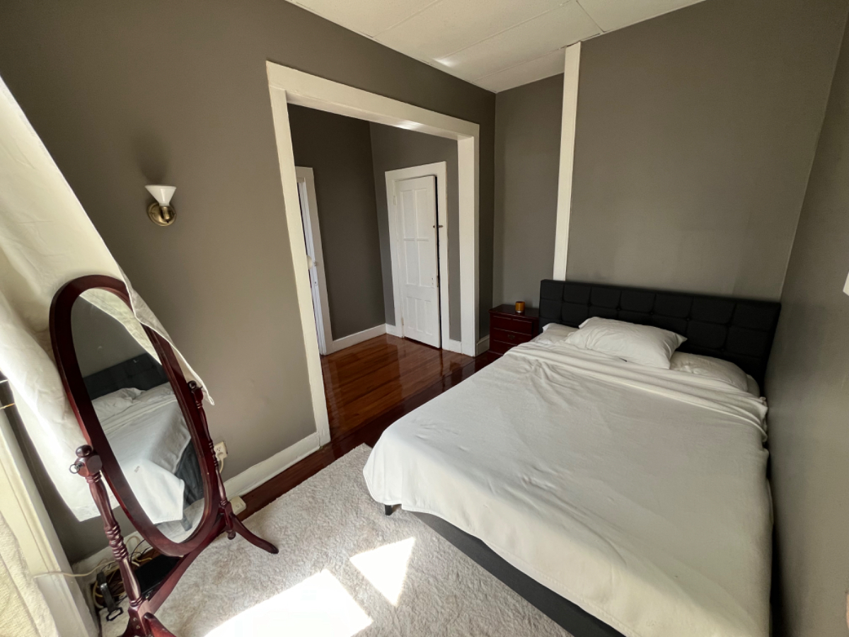 1st floor close to hospitals , bus lines , food and entertainment - Photo 8